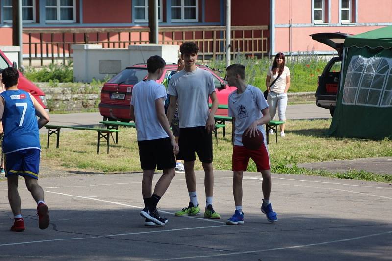 Ze streetbalového turnaje na nymburské Remanenci