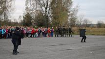 Na branném dnu v bývalém vojenském prostoru u Milovic se představili policisté, hasiči i záchranka. 