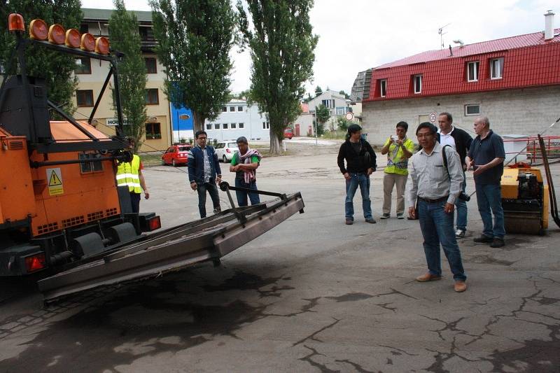 Předvedení techniky zadělání výtluku před thajskými hosty