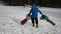 Sourozenci Lilly a Sebastian Allen z Austrálie si na plno užívají sníh v Nymburce i s dědečkem.
