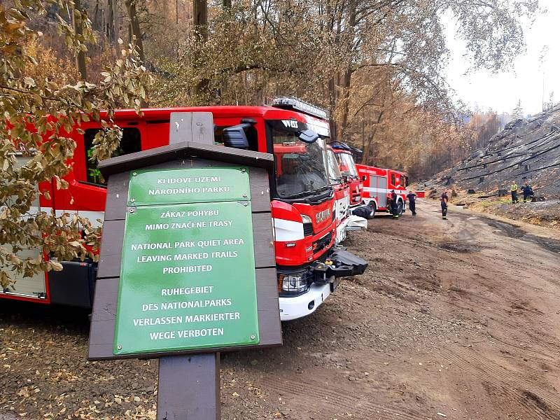 Výpomoc dobrovolných hasičů z Nymburka při hašení požáru v Národním parku České Švýcarsko.