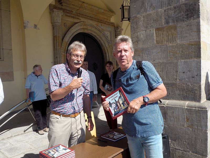 Ze křtu knihy Nymburský „Uličník“ a následné autogramiády autora Jana Řehounka.