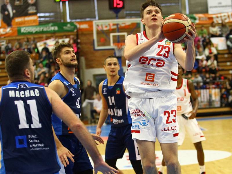 Basketbalisté Nymburka (v bílém) ve 14. kole Kooperativa NBL přehráli Kolín 114:7.