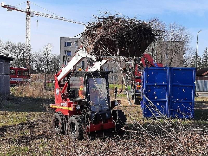 Úklid prostranství v Nádražní ulici v Nymburce drážními hasiči.