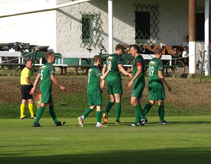 Z fotbalového utkání I.B třídy Semice - Jíkev (3:1)