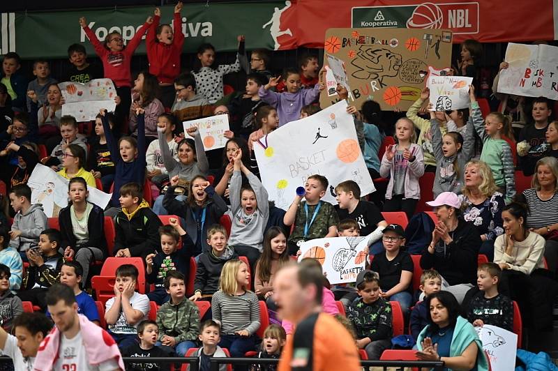 Z basketbalového utkání Kooperativa NBL Nymburk - Kolín (107:75)