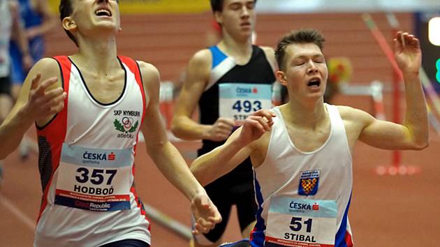 MISTR REPUBLIKY. Ondřej Hodboď (vlevo) vyhrál na trati 1500 metrů a stal se republikovým šampionem v hale.