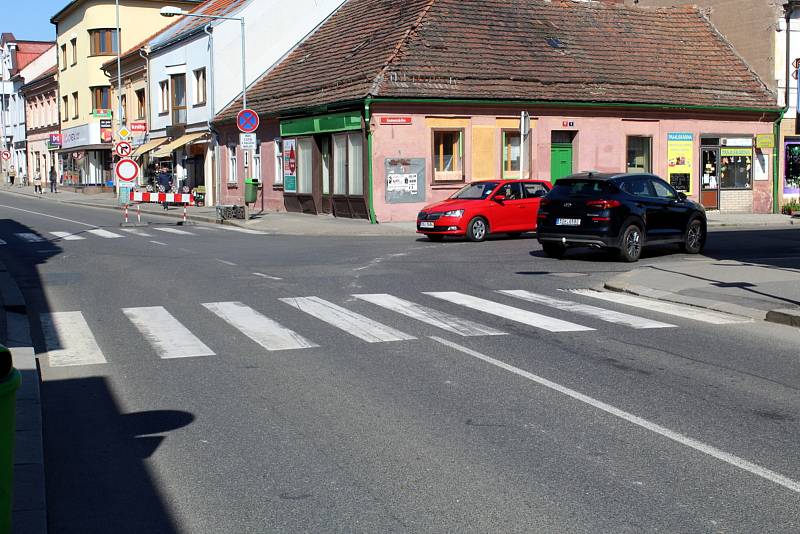 Uzavřena je pro motoristy část Jiřího náměstí v Poděbradech, musí na objížďku.