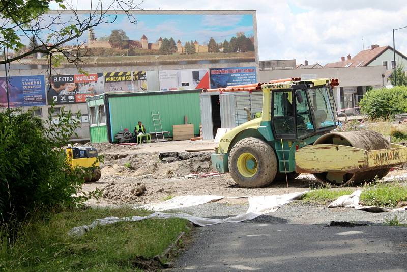 Situace na stavbě druhého kruhového objezdu v Nymburce.