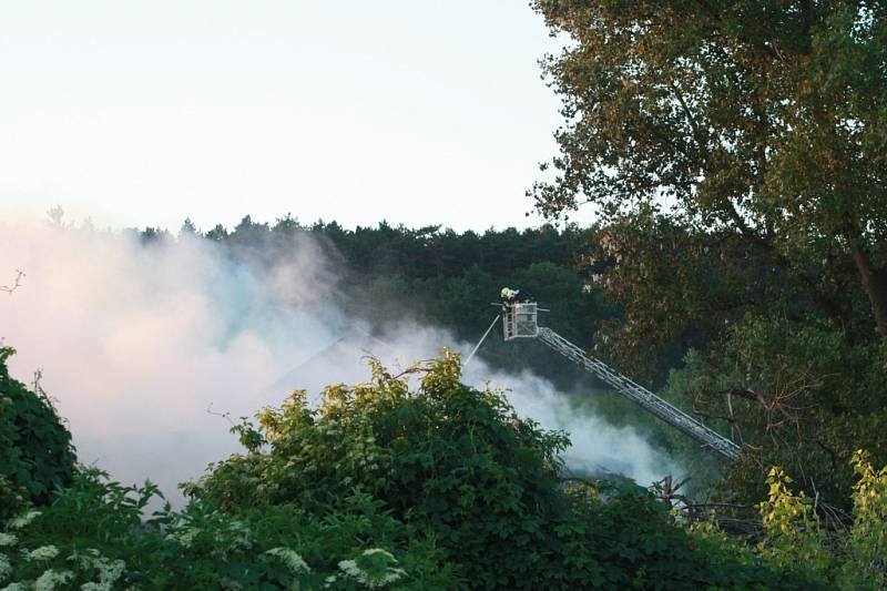 Obrovský požár stohu s 100 balíků slámy v Hradčanech.