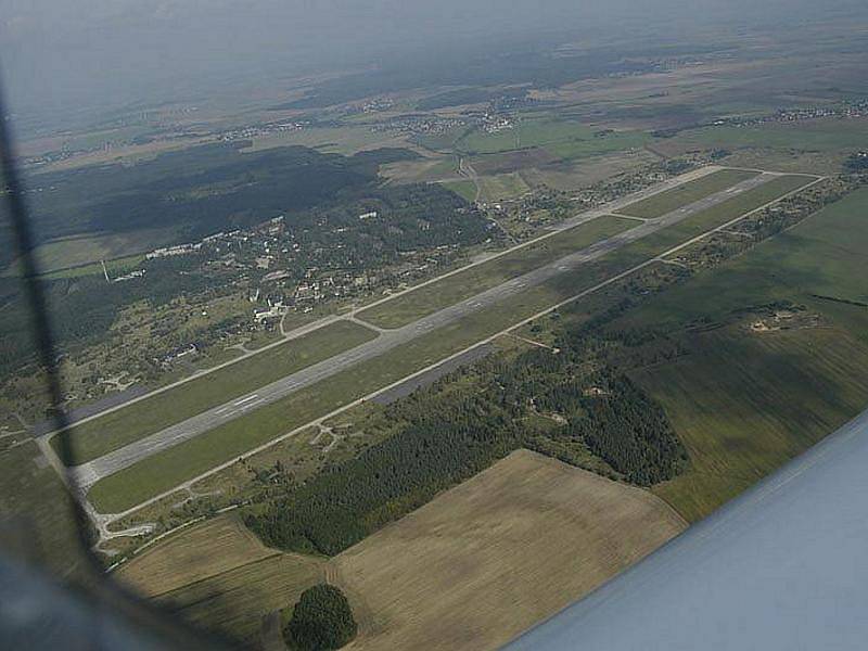 Letecký pohled na milovické letiště a okolí.