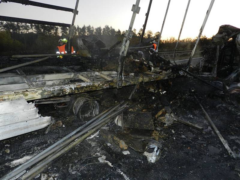 Tragická nehoda s následným požárem uzavřela hradeckou dálnici