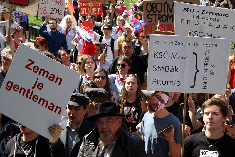 Protesty v Nymburce při jednání sjezdu komunistů a maškarní průvod.