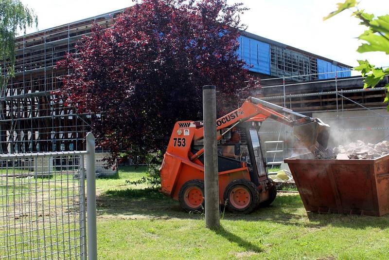 Práce na rekonstrukci nymburské sportovní haly Bios se po dvou letech opět rozjíždějí.