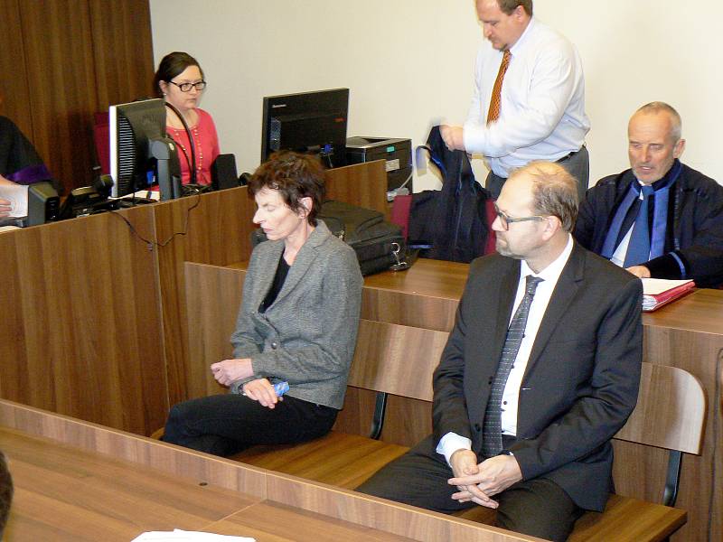 Vlevo účetní Vanda Špačková, vpravo starosta Radovan Staněk u soudu.