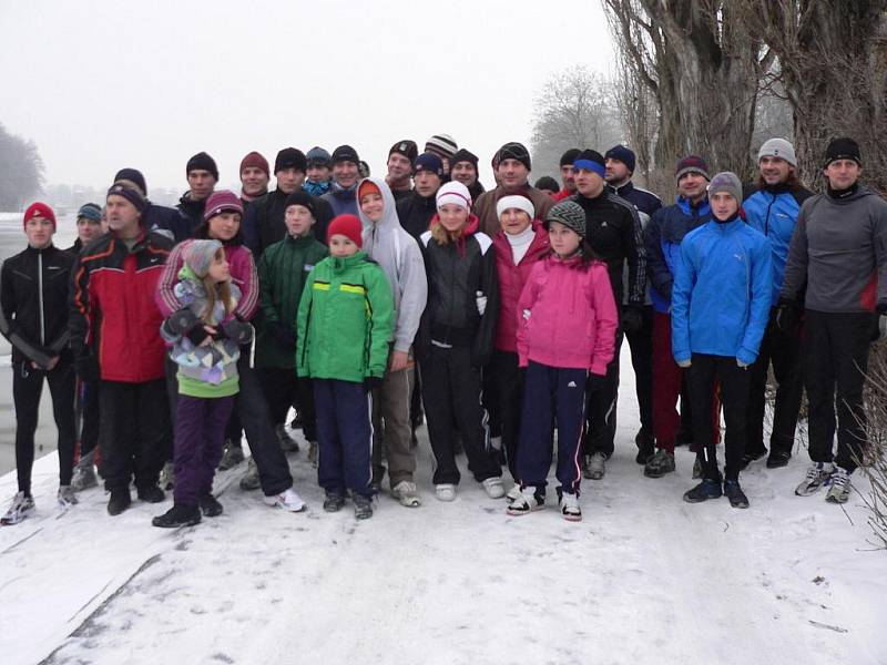 Účastníci silvestrovského běhu pořádaného kanoisty Lokomotivy Nymburk na startu