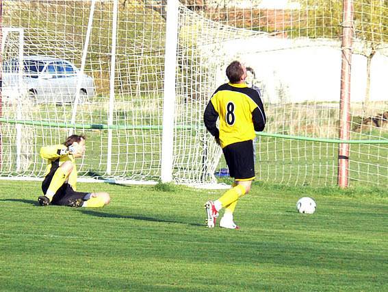 Obrovskouo šanci měl za stavu 1:0 domácí Lukáš Fér. Když šel sám na bránu, míč mu v poslední chvíli odskočil a tak ho špatně trefil.