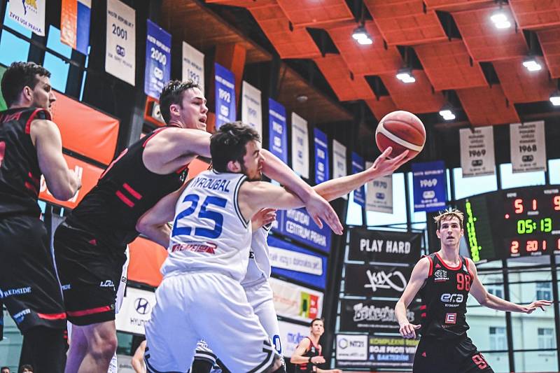 Z basketbalového utkání Kooperativa NBL USK Praha - Nymburk (80:85)