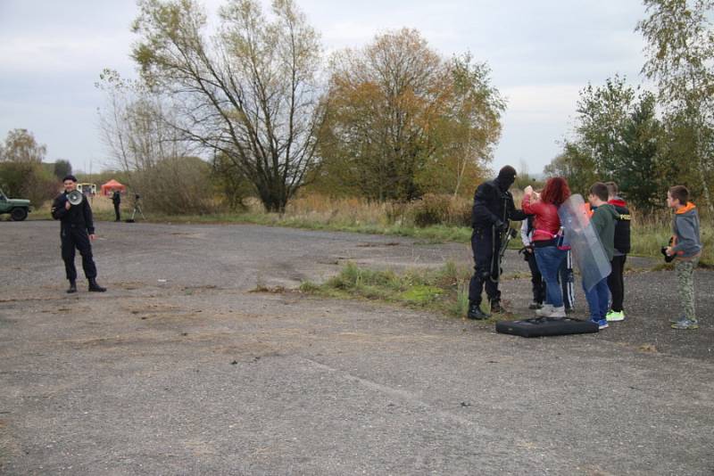 Na branném dnu v bývalém vojenském prostoru u Milovic se představili policisté, hasiči i záchranka. 