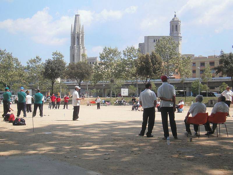 Ve mestě Girona hrají petanque.