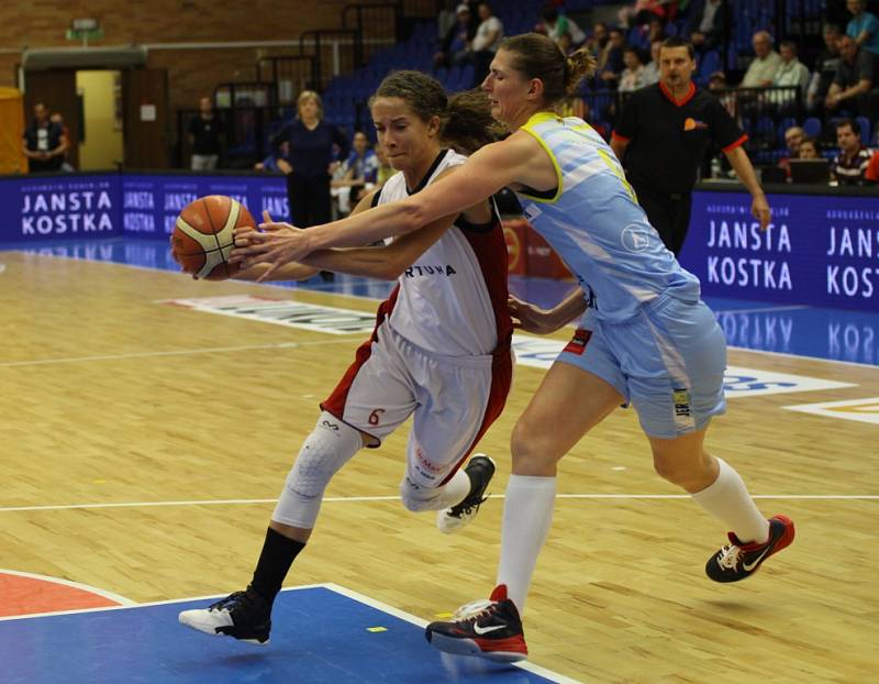 Z basketbalového finále žen Nymburk - USK Praha (44:83)