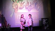 Páťáci z Kostomlat sehráli pásmo Cesta ke svobodě v lyském kině pro místní školáky.