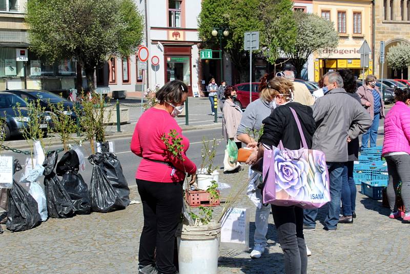 Farmářské trhy v Nymburce se zatím z náměstí nikam nestěhují.