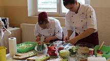 Šestnáct odborných učilišť z celé republiky se účastnilo gastronomické soutěže Srdce na talíři, kterou pořádalo Střední odborné učiliště v Městci Králové.