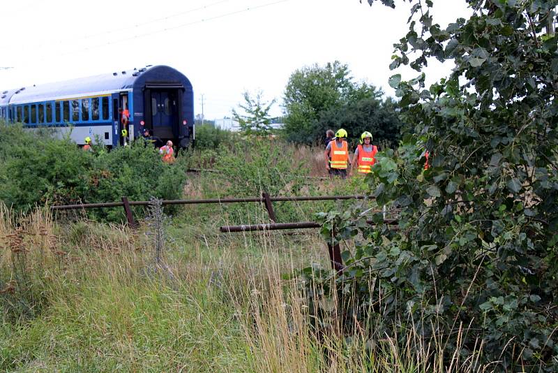 Tragická nehoda se stala na polním přejezdu mezi Nymburkem a Hořátví.