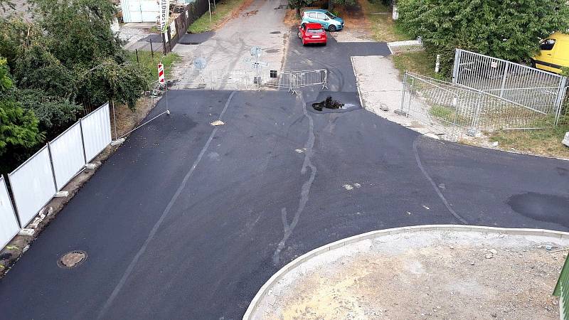 Dokončovací práce na železničním nadjezdu v Lysé nad Labem.