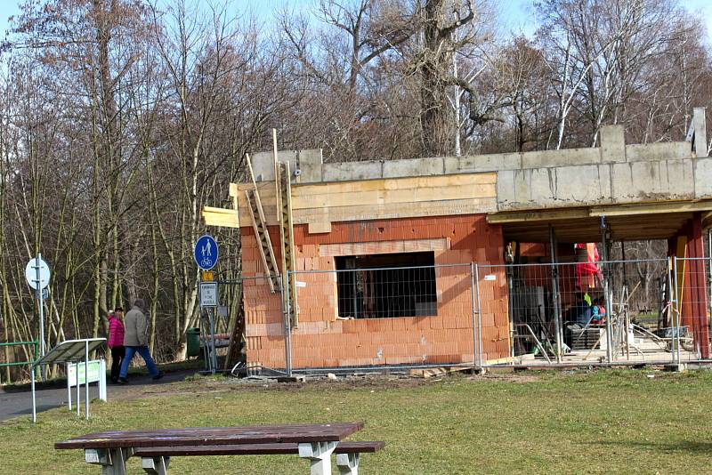 Nová dobíjecí stanice pro elektrokola poblíž budovaného bistra U Lupiče v Poděbradech.