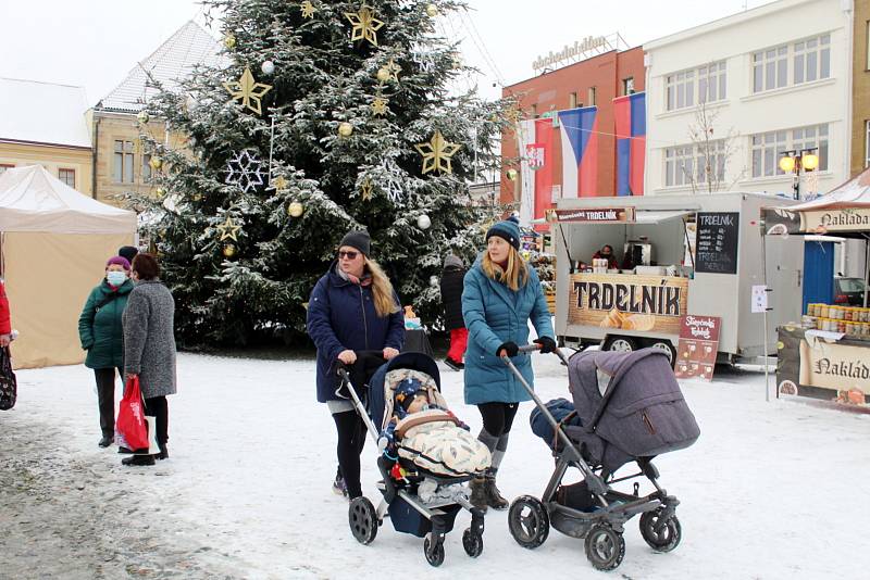 Loni 3. prosince se po delší době v Nymburce alespoň brzy ráno objevila souvislá bílá pokrývka sněhu, o níž se dalo hovořit v několikacentimetrové výšce.