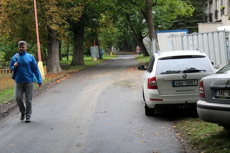 Řidiči dostali výjimku a mohou jezdit ulicí Paroubkova kolem Bílé Růže dolů k parkovišti u pivovaru a pokračovat dále ulicí Labské nábřeží, která je za normálních okolností určena pouze pro cyklisty a chodce.