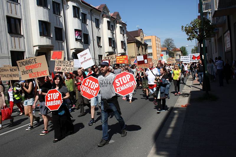 Protesty v Nymburce při jednání sjezdu komunistů a maškarní průvod.