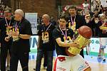 Z třetího finálového utkání nejvyšší basketbalové soutěže a oslav titulu. Nymburk - Děčín (96:59)