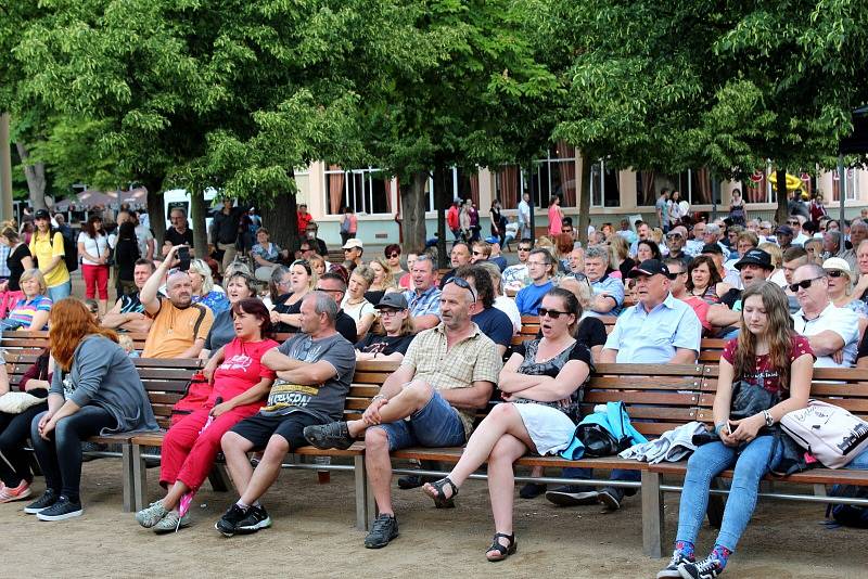 O víkendu v Poděbradech zahájili 110. lázeňskou sezónu snídaní v trávě, koncerty, výstavou a dalšími akcemi.