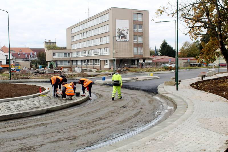 Ve čtvrtek byl položen betonový povrch, od pátečního rána už jsou jednotlivé části křižovatky s přilehlými úseky pokrývány vrstvou asfaltu.