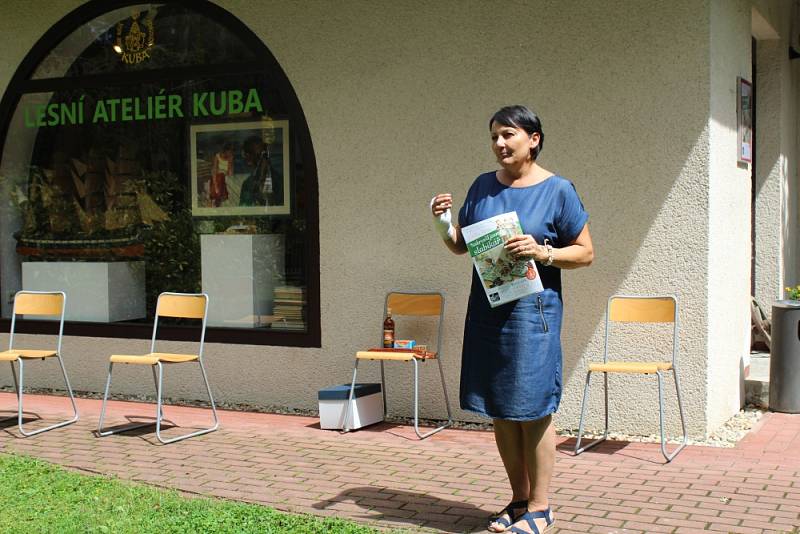 Obrazy a ilustrace Václava Junka vystavuje do 31. srpna Lesní ateliér Kuba v Kersku.