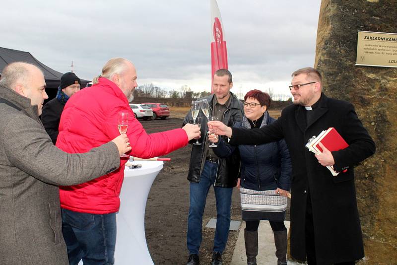 U Vrbové Lhoty poklepali zástupci firmy Louda Auto a okolních obcí na základní kámen nového prodejního centra ojetých vozů.