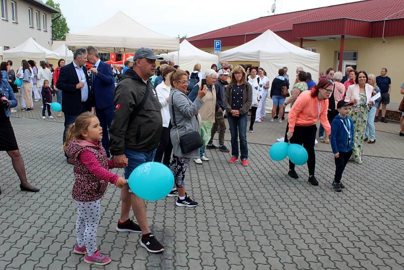 Oslavy 140 let existence nymburské nemocnice vypukly ve čtvrtek dvě hodiny po poledni přímo v nemocničním areálu.