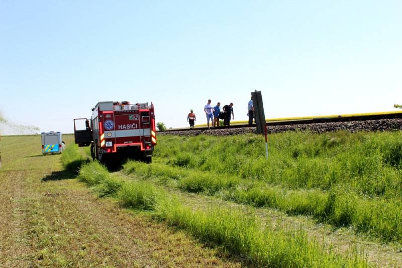 Tragédie se stala v pátek po deváté hodině ráno zhruba 300 metrů od železničního přejezdu ve Všechlapech. Osobní vlak směřující z Nymburka do Městce Králové usmrtil dvaasedmdesátiletou ženu.