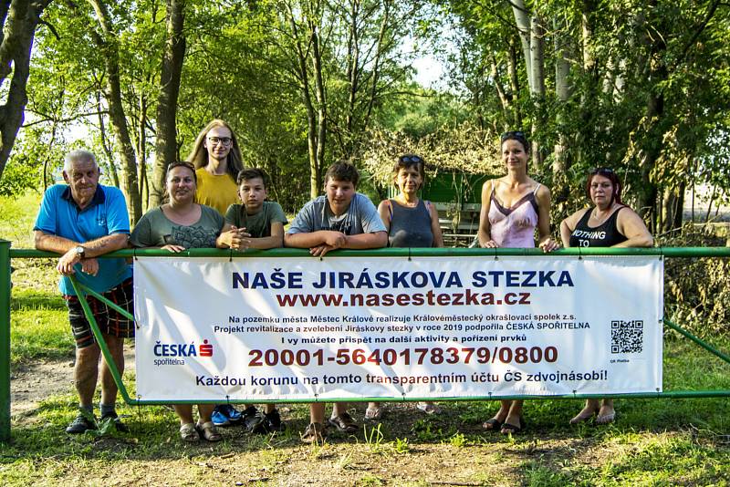 Dobrovolníci zvelebují Jiráskovu cestu v Městci Králové.