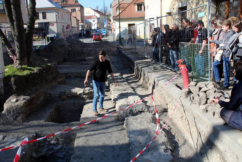 Archeolog Luděk Kos při komentované prohlídce popsal objevy v ulici Na Příkopě.