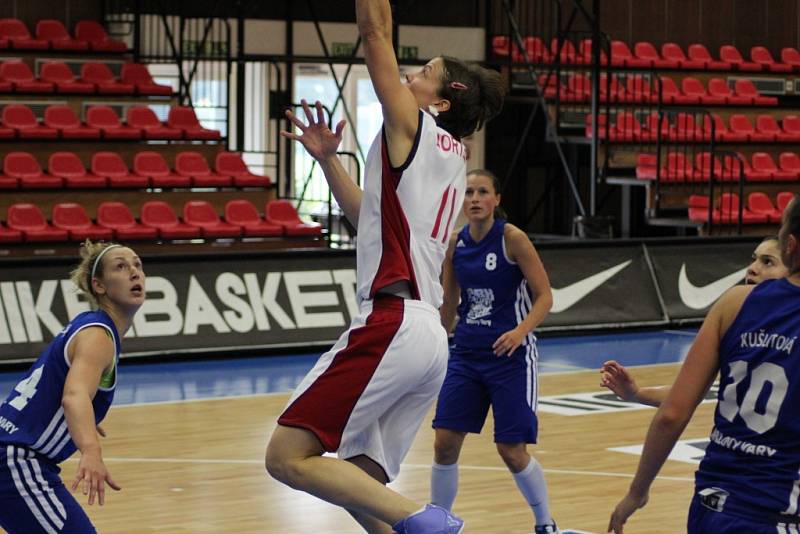 Z basketbalového utkání extraligy žen Nymburk - Karlovy Vary (81:69)