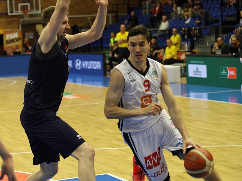 Z basketbalového utkání Nymburk - Opava (100:64)