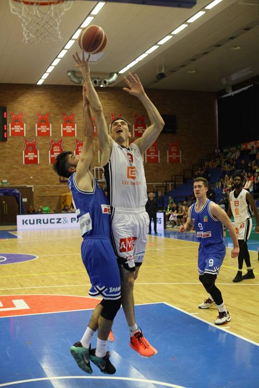 Z basketbalového utkání nadstavbové části Nymburk - USK Praha (84:56)