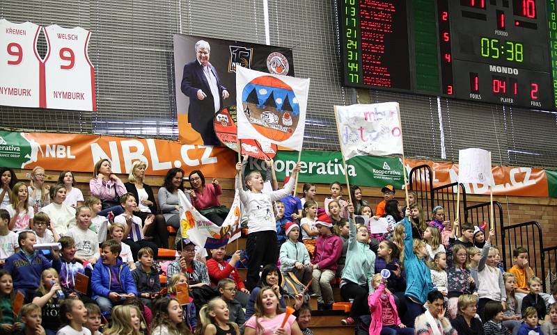 Při basketbalovém utkání Kooperativa NBL v Nymburce byl vytvořen nový rekord – nejnižší věkový průměr diváků na jednom zápase nejvyšší české basketbalové soutěže.