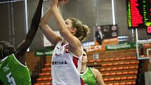 Basketbalistky Nymburka (v bílém) porazily v dalším kole ženské ligy na své palubovce poslední Ostravu o dvacet bodů 88:68.