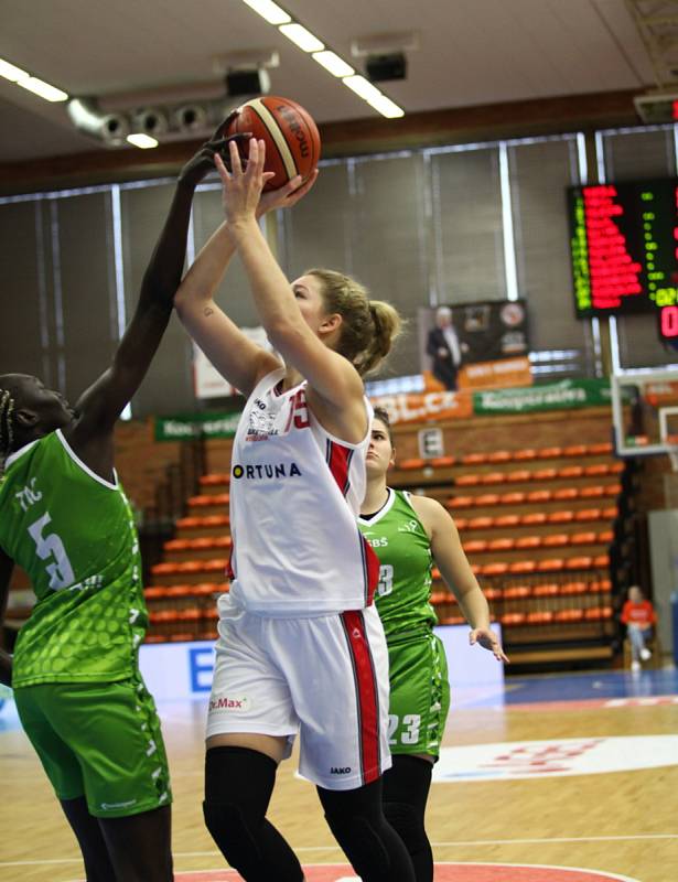 Basketbalistky Nymburka (v bílém) porazily v dalším kole ženské ligy na své palubovce poslední Ostravu o dvacet bodů 88:68.