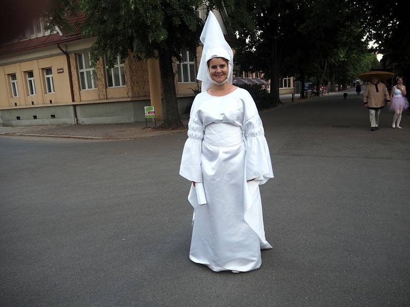 Lázeňským městem bude provázet Bílá paní každý pátek.